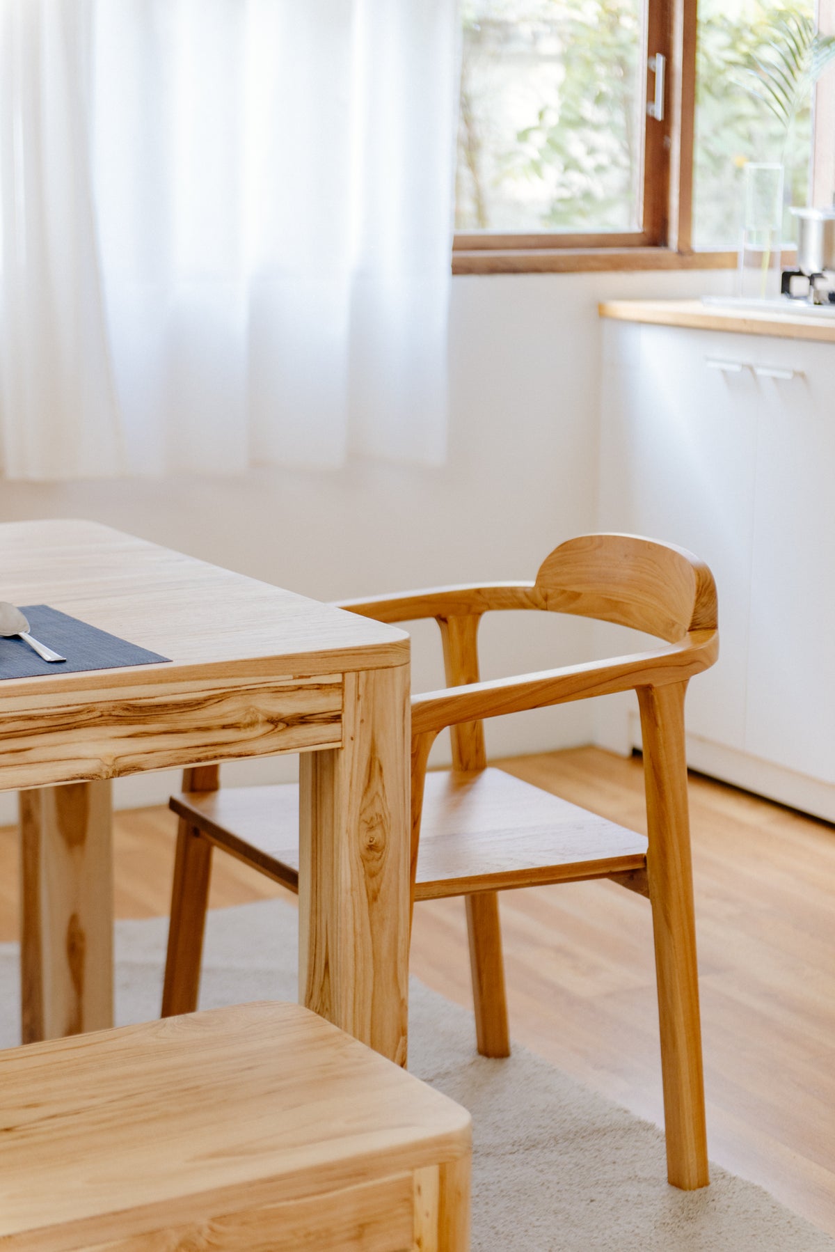 TABLE - SO ROUNDED EDGE