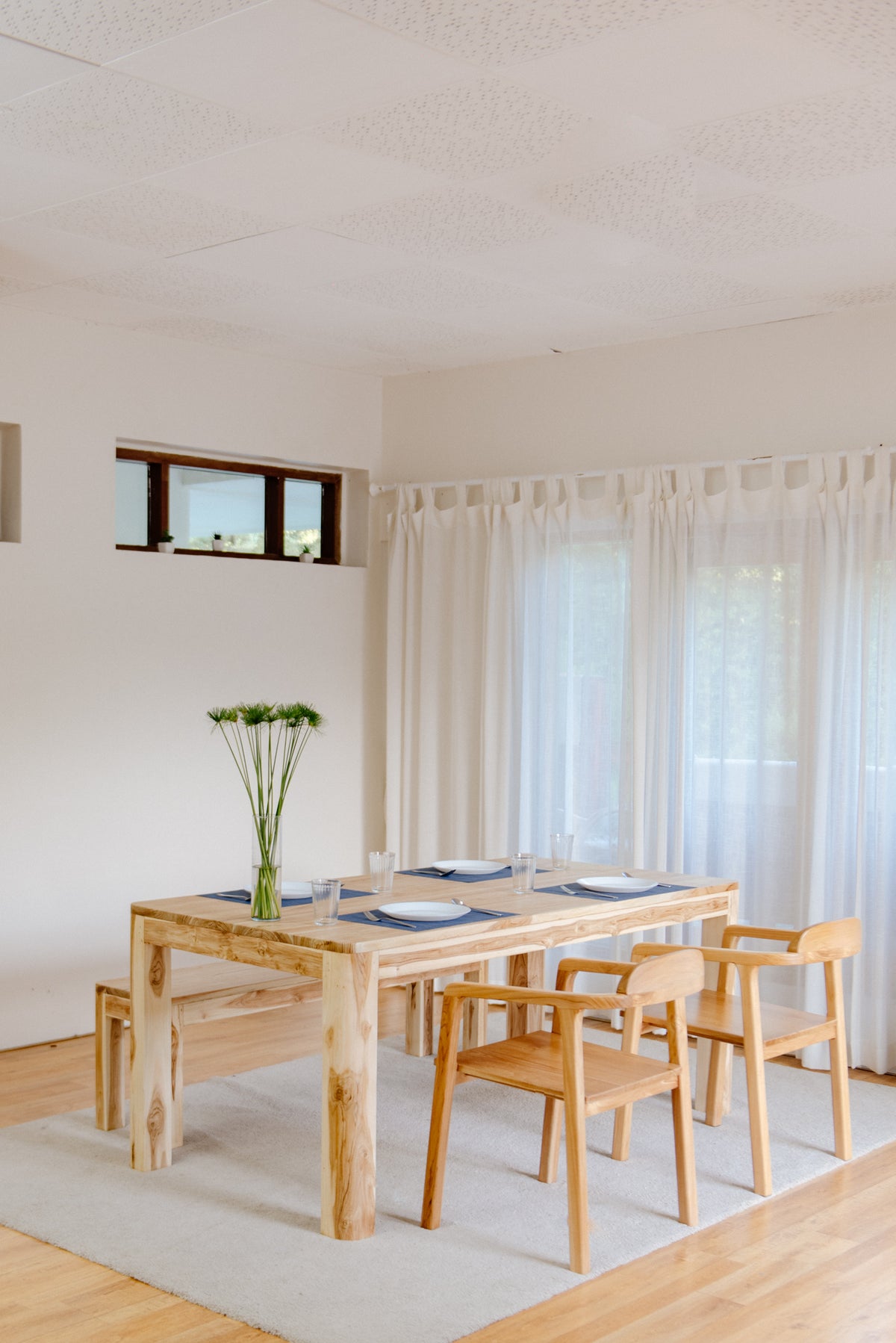 TABLE - SO ROUNDED EDGE